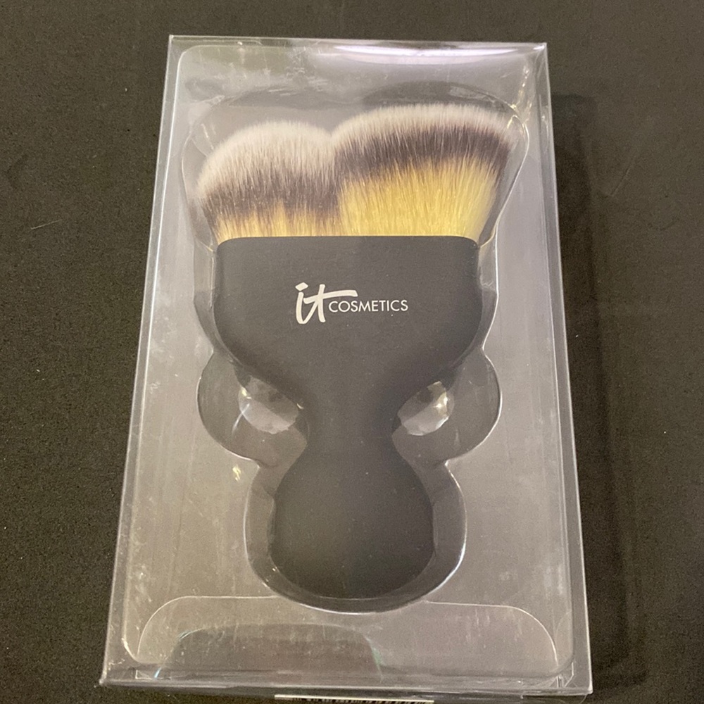 IT COSMETICS- Heavenly Luxe Hello Cheekbones Contour Brush #19